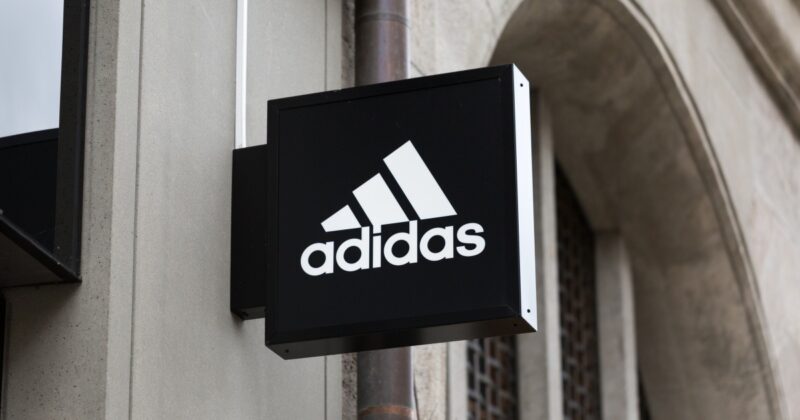 adidasのロゴの歴史。3本線に隠された意味とは？